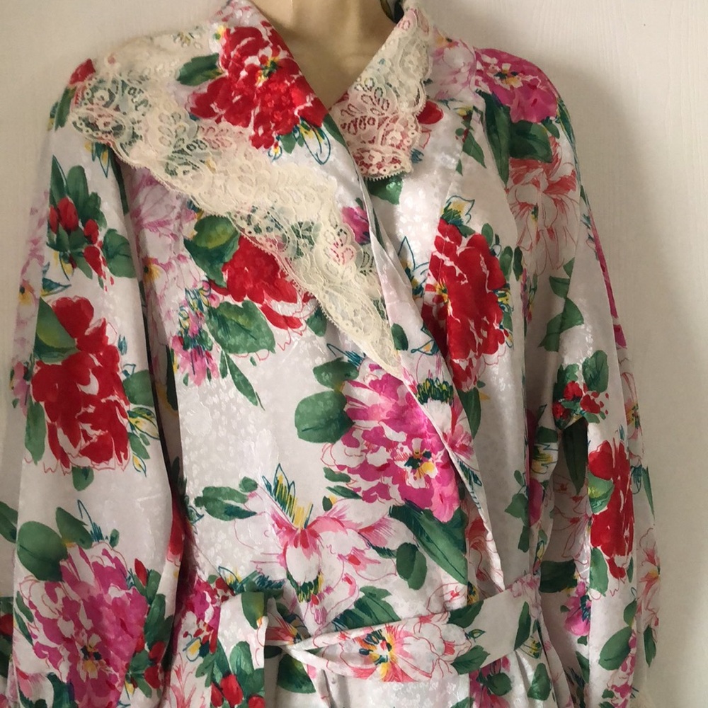 Woman’s rare Victorian floral VTG Gold label Victoria’s Secret lace bath robe - Picture 2 of 16